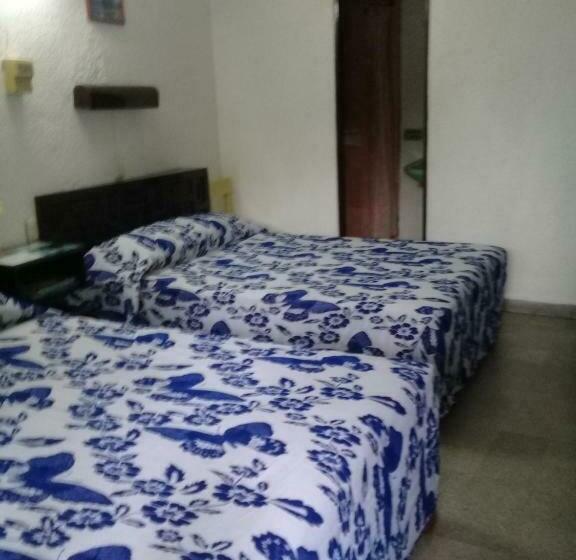 חדר אקונומי לארבעה, De Los Reyes