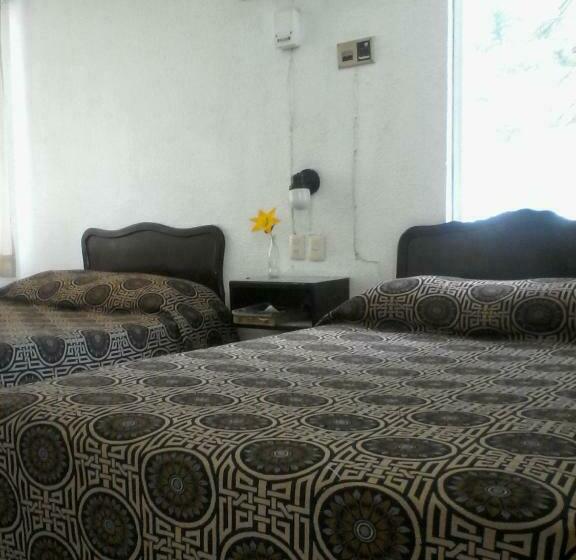 חדר סופריור לארבעה, De Los Reyes