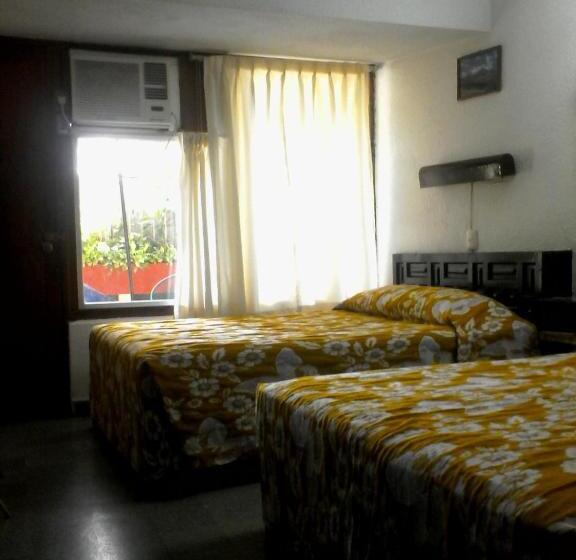 חדר סופריור לארבעה, De Los Reyes