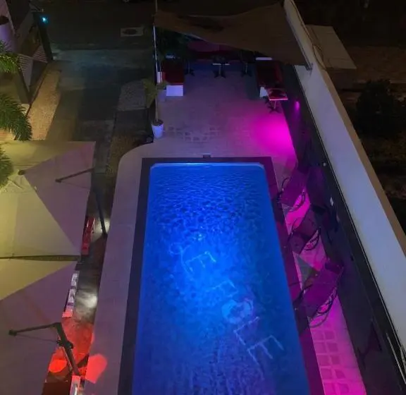 اتاق لوکس, Le Pôle