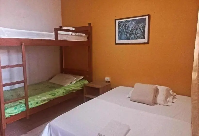 Economy-Vierbettzimmer mit Gemeinschaftsbad, Belen
