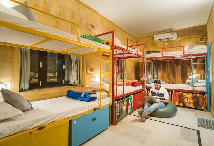 تختخواب در اتاق مشترک, Moustache Jaisalmer