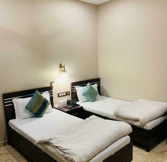 디럭스 룸, Aiwan E Shahi