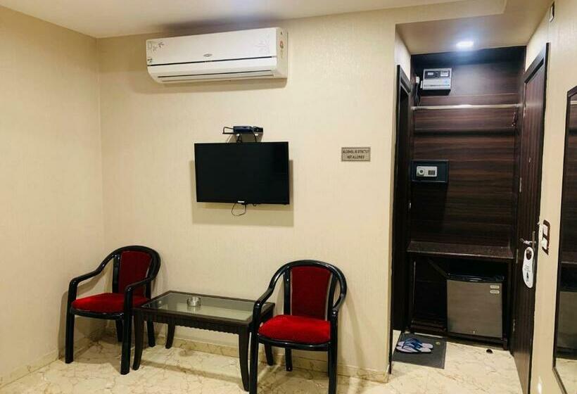 디럭스 룸, Aiwan E Shahi