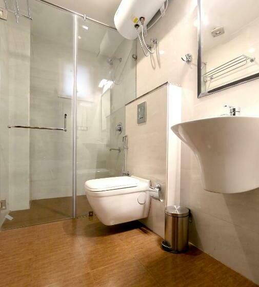 디럭스 룸, Aiwan E Shahi