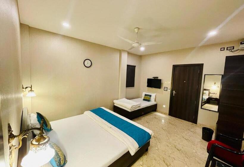 수피리어 트리플 룸, Aiwan E Shahi