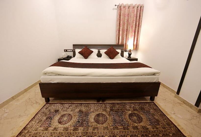 디럭스 룸, Aiwan E Shahi