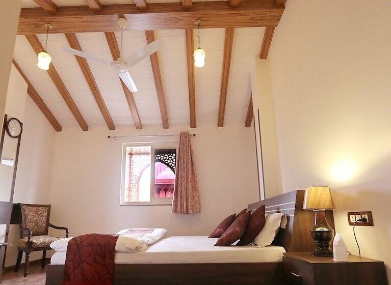 수피리어 룸, Aiwan E Shahi