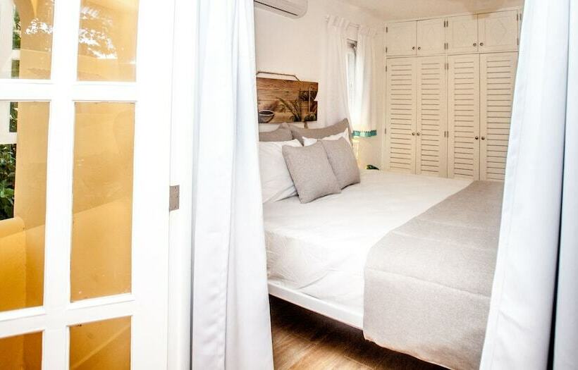 سوئیت جونیور با چشمانداز, Los Corales Beach Village