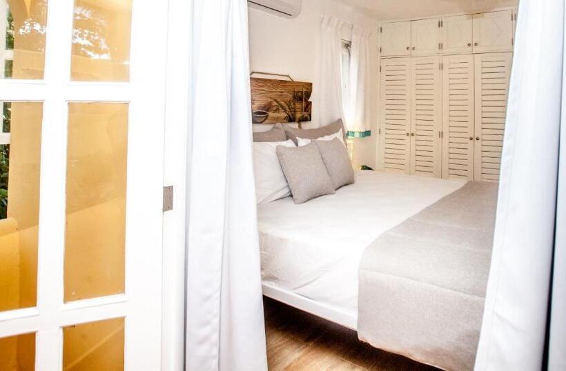 سوئیت جونیور با چشمانداز, Los Corales Beach Village