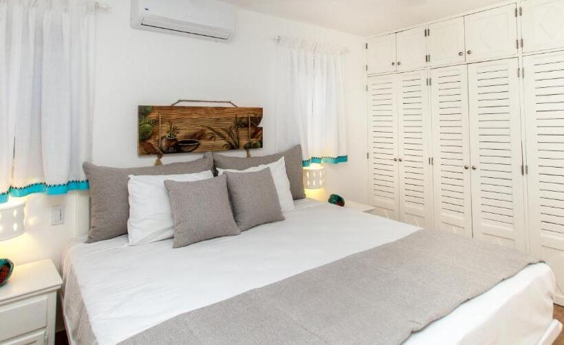 سوئیت جونیور با چشمانداز, Los Corales Beach Village