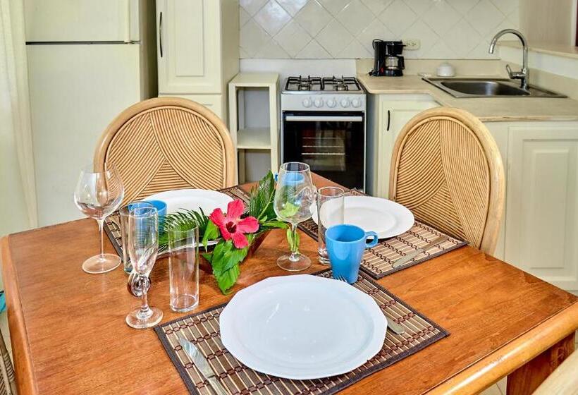 سوییت سوپریور, Los Corales Beach Village