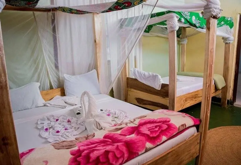 اتاق استاندارد سه نفره, The  Secret  Garden  Hotel  Moshi