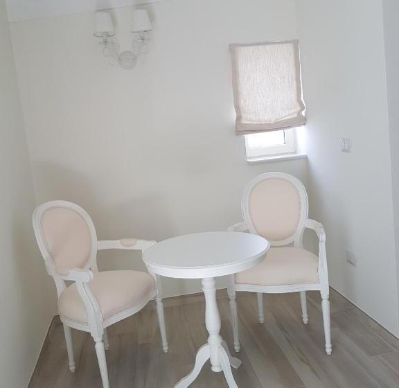 جناح ديلوكس, Finestre Sul Borgo