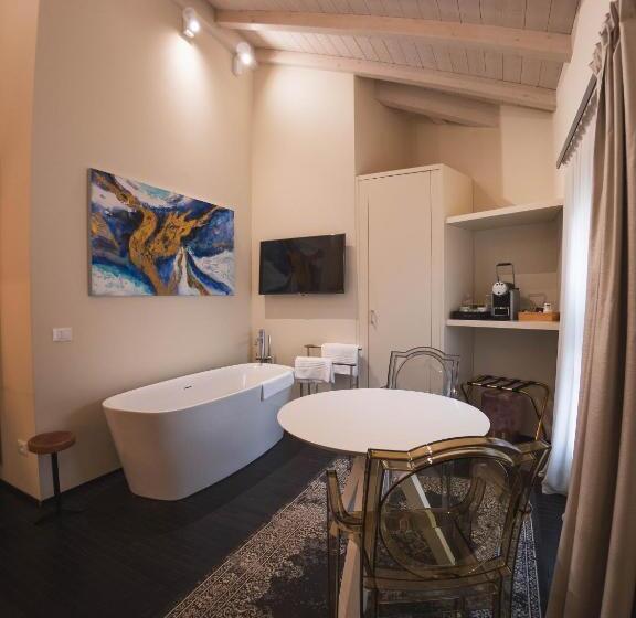 اتاق سوپریور با تخت بزرگ, Palazzo Gozzi Bed & Beauty