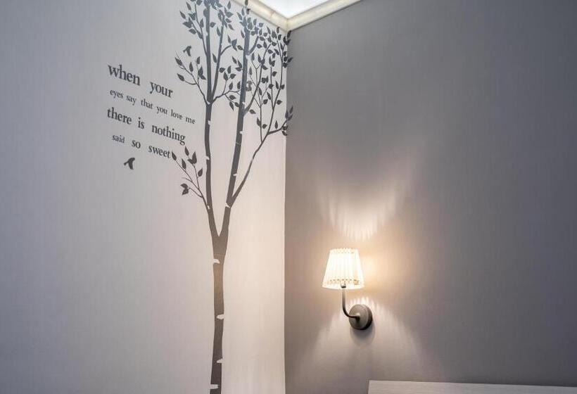 اتاق اکونومی, Sotto Le Stelle Ai Decumani