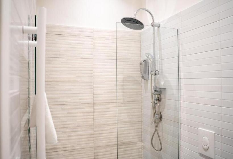 اتاق اکونومی, Sotto Le Stelle Ai Decumani