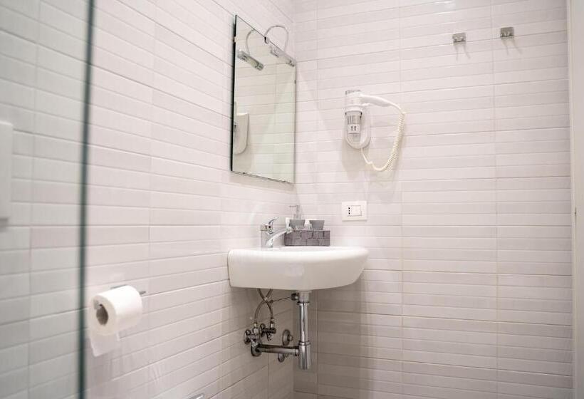 اتاق اکونومی, Sotto Le Stelle Ai Decumani