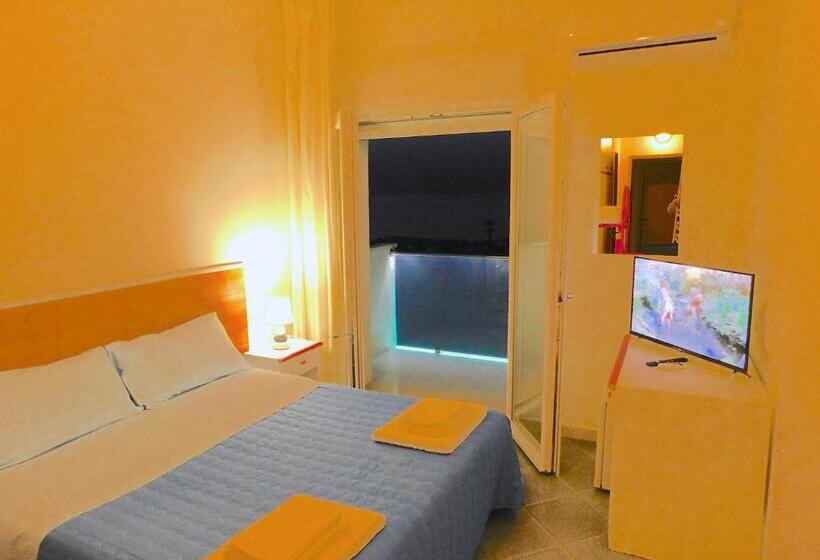غرفة سوبيريور ثلاثية, Albergo Lido Diomedee