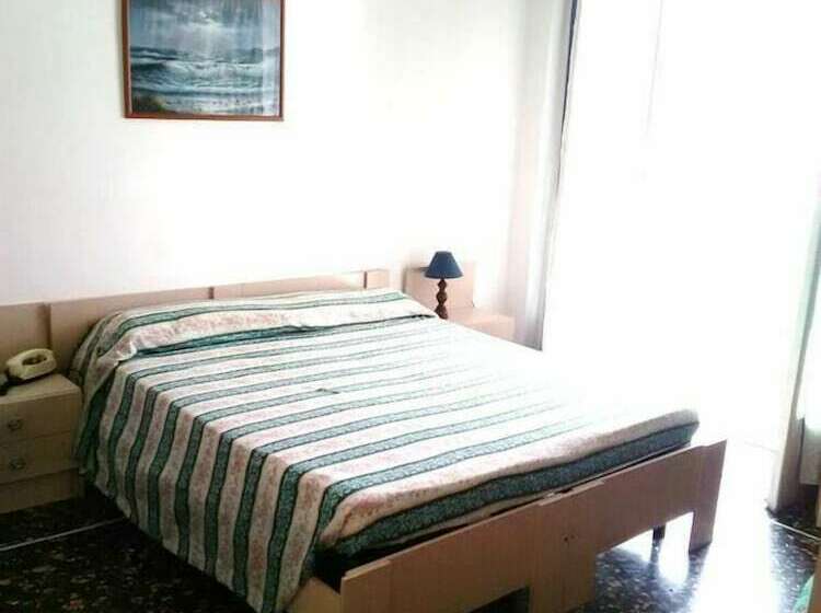 חדר קלאסי לשלושה, Gino