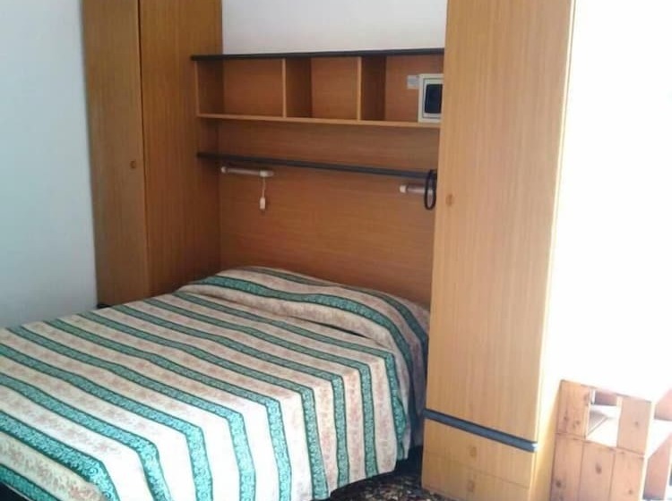 اتاق اکونومی یک تخته, Gino