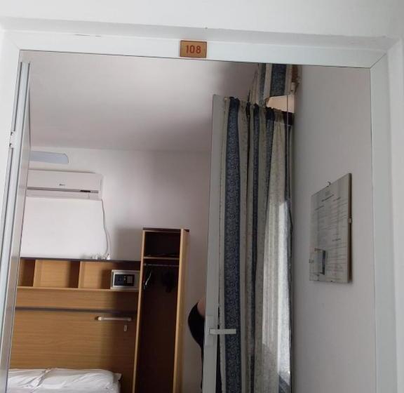 חדר קלאסי לשלושה, Gino