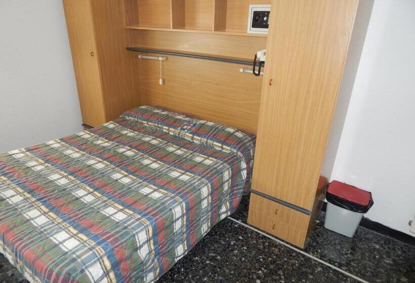 חדר קלאסי לשלושה, Gino