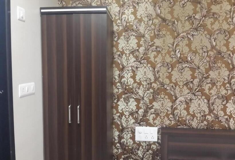 Executive Kolmen Hengen Huone, Holiday Era