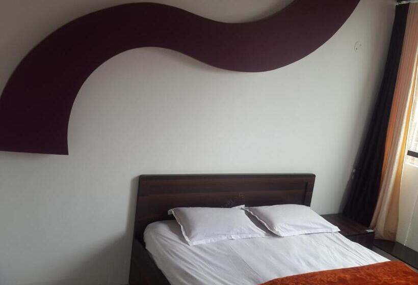Executive Kolmen Hengen Huone, Holiday Era