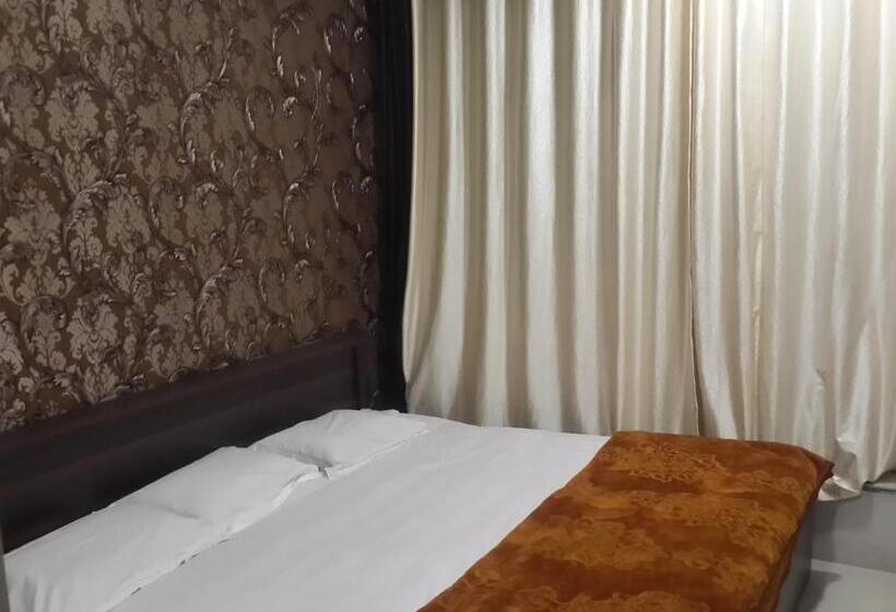 Executive Kolmen Hengen Huone, Holiday Era