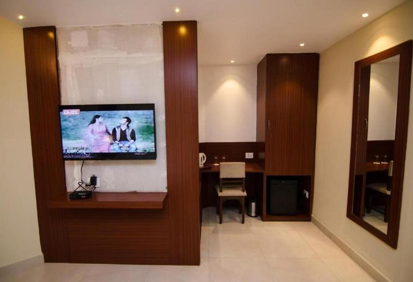 ファミリールーム, Aura