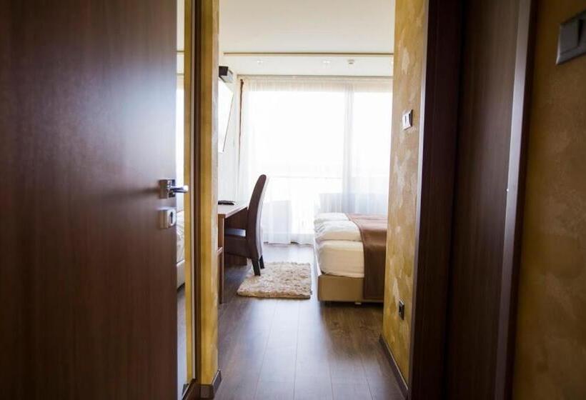 Семейный Номер, Pole Position Beach