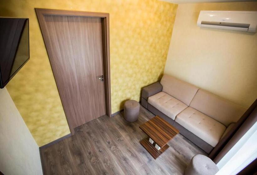 Семейный Номер, Pole Position Beach