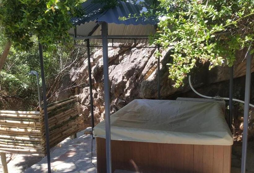 בקתת חדר, The Baths Natural Hot Springs