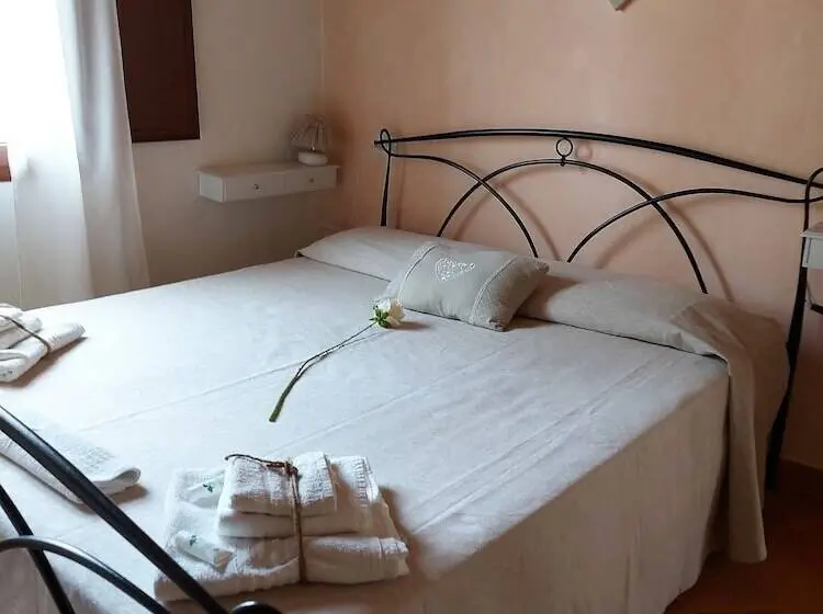 Standard Kolmen Hengen Huone Puutarhanäkymä, B&b Su Donnigheddu