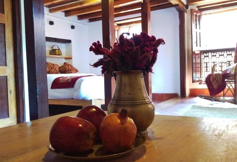 اتاق لوکس با تخت بزرگ, Boutique Heritage Home