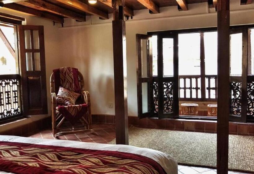 اتاق لوکس با تخت بزرگ, Boutique Heritage Home