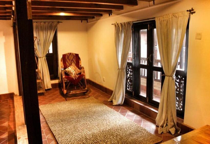 اتاق لوکس با تخت بزرگ, Boutique Heritage Home