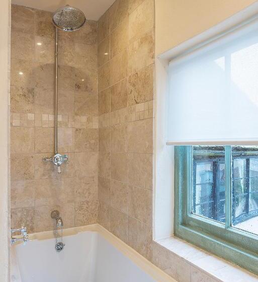 اتاق استاندارد, The Standard Inn