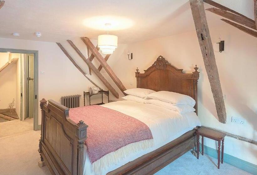 اتاق لوکس, The Standard Inn