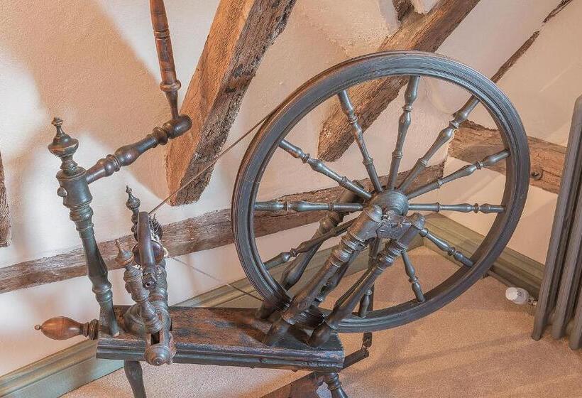 اتاق لوکس, The Standard Inn