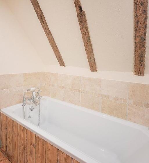 اتاق لوکس, The Standard Inn