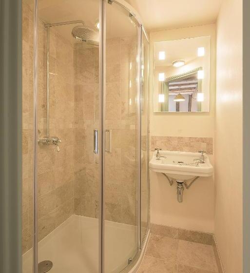 اتاق اکونومی, The Standard Inn