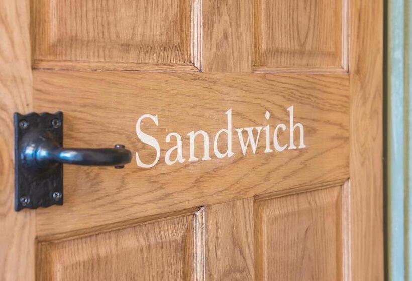 اتاق اکونومی, The Standard Inn