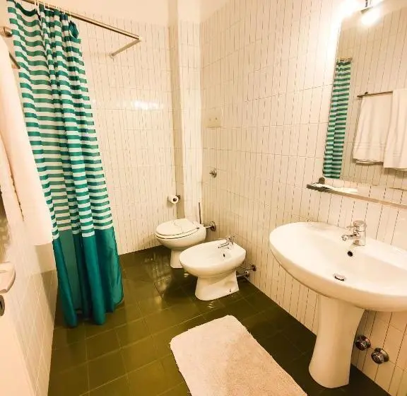 اتاق استاندارد سه نفره, Albergo B&b Tenesi