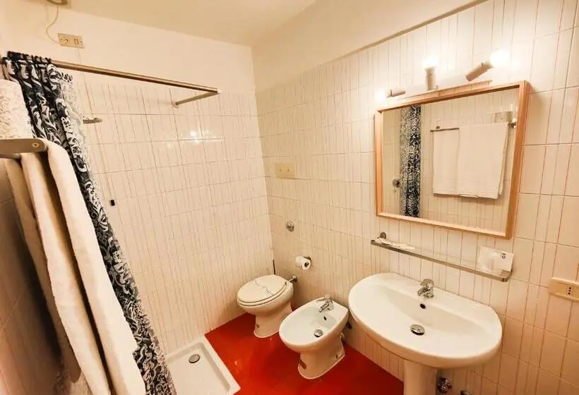 اتاق استاندارد چهار تخته, Albergo B&b Tenesi
