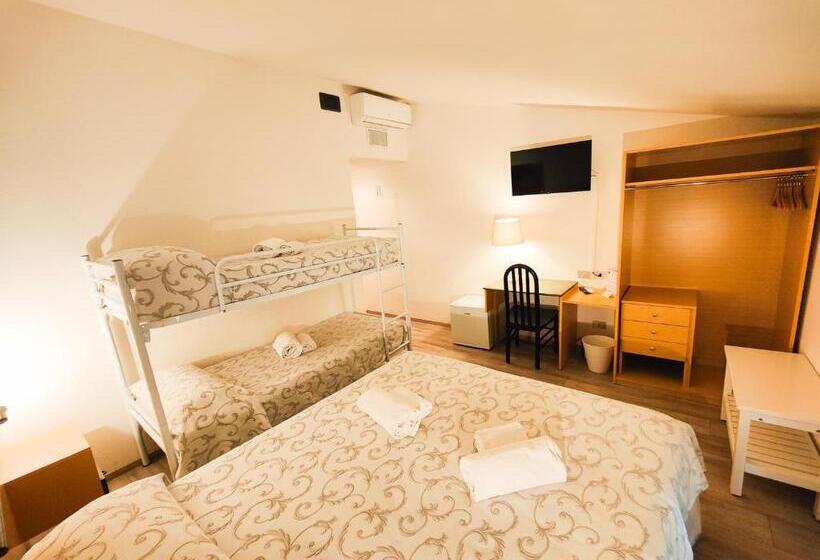 スタンダード4人部屋, Albergo B&b Tenesi