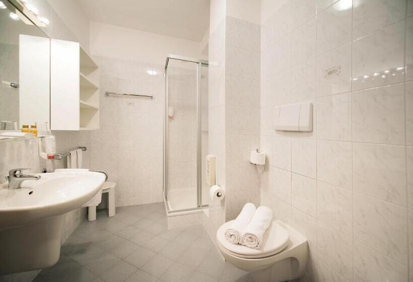 غرفة عائلية كلاسيكية, Condor