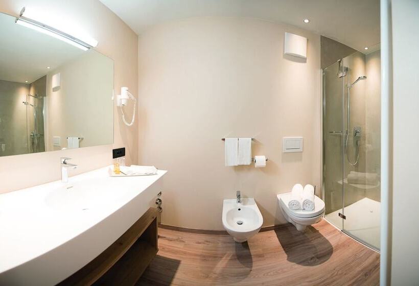 غرفة سوبيريور رباعية, Condor