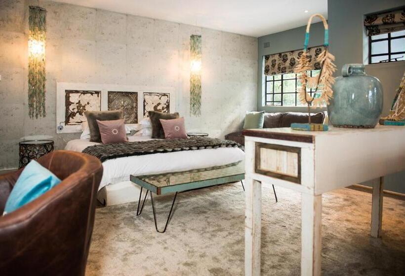 اتاق سوپریور, Latitude 13 Degrees